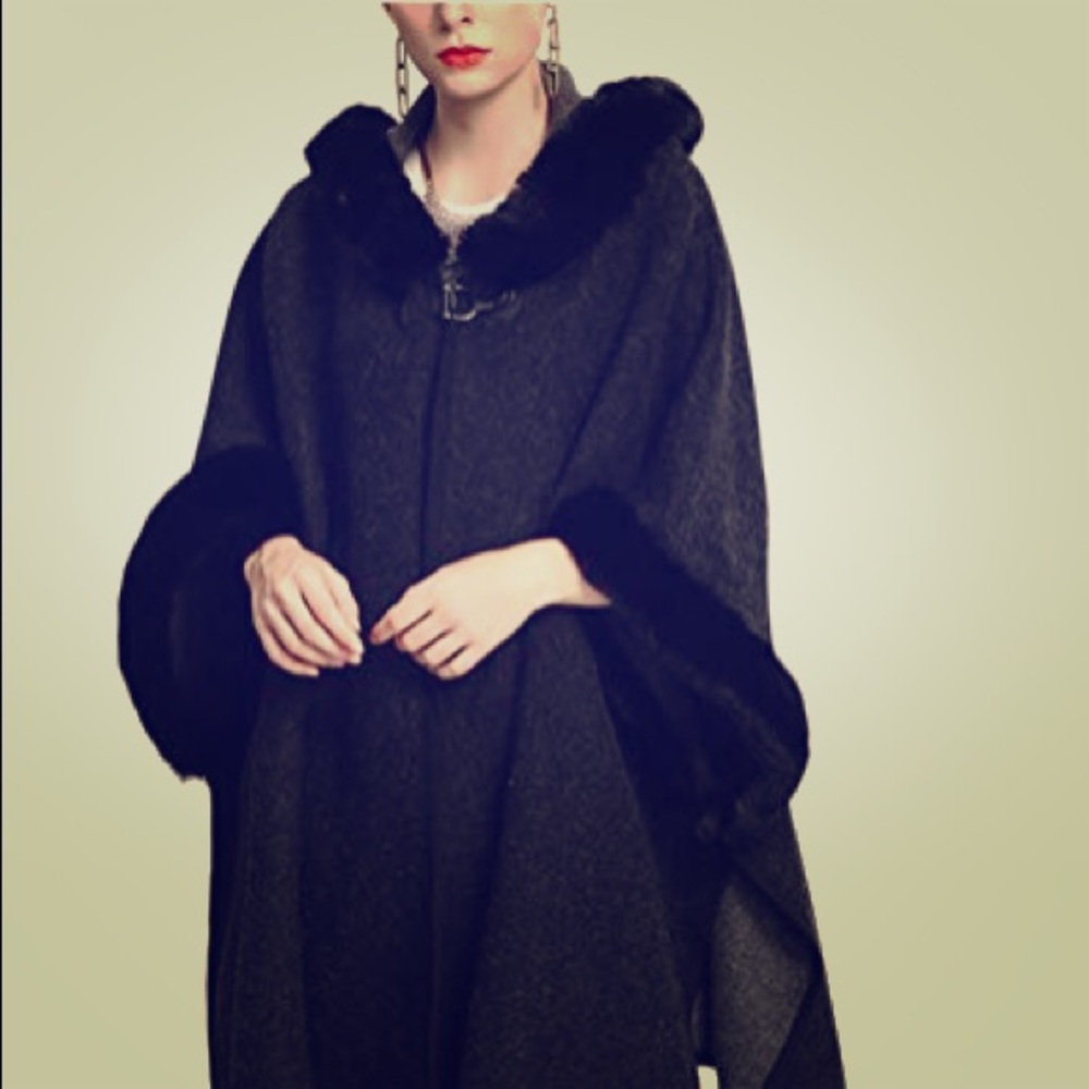 💎 Batwing Faux Fur Hooded Cape Sweater💎